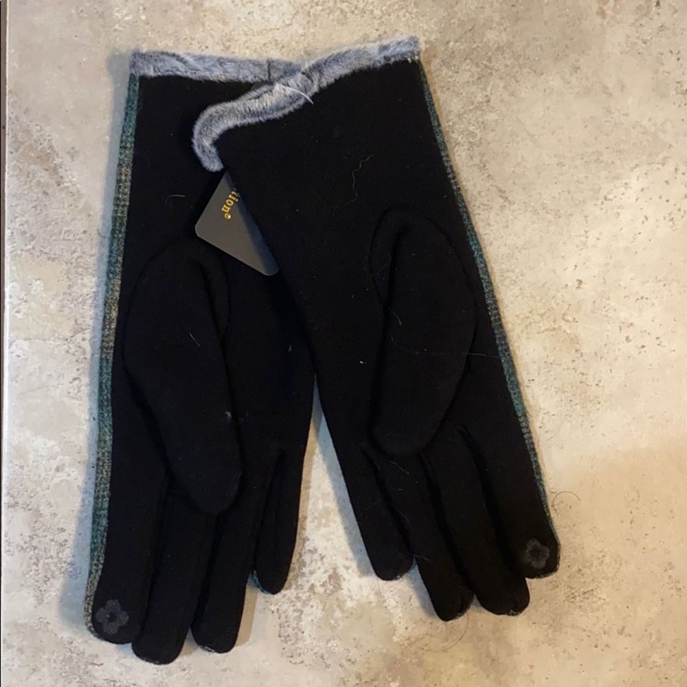NEW Tech gloves - Picture 2 of 5